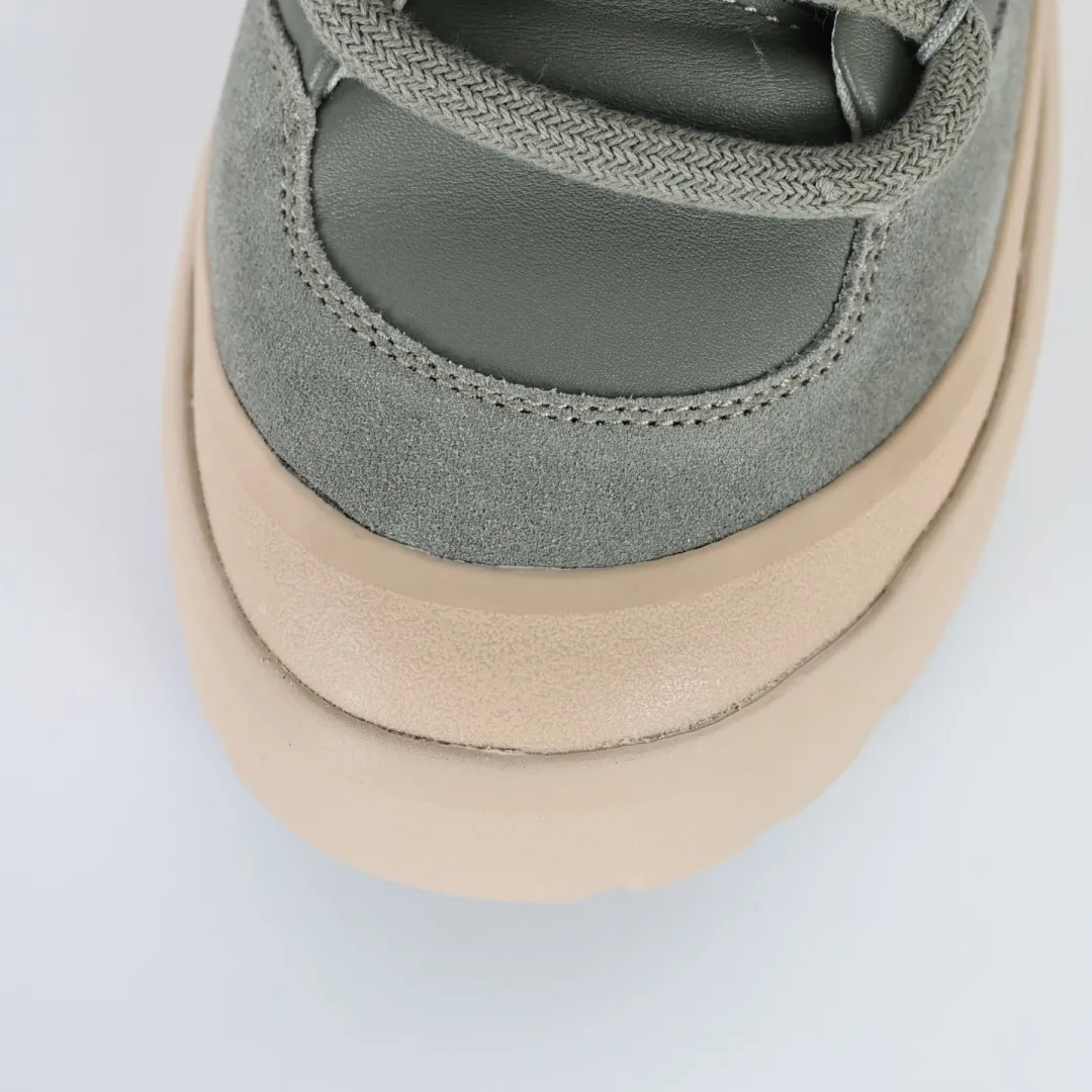 Copy price 💰700 Core recommendation Good price In recent years, uug has launched a series of styles that are partially geared towards the preferences of young consumers and have also moved to the forefront of fashion trends. Shoe body material Water-repellent coated suede upper 17 mm UGGPURE™ implanted wool insole Lightweight non-slip comfortable rubber outsole with brand LOGO trademark Comes with a full set of packaging Size: 35 37 38 39 40 41 42 43 44 45